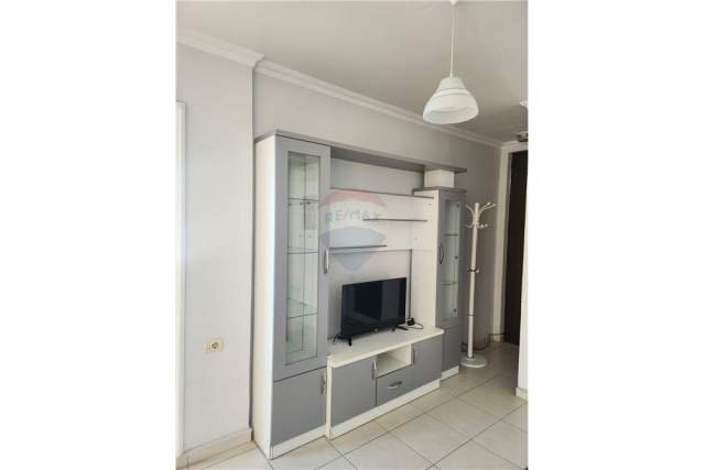 Tirane, jepet me qera apartament 1+1 Kati 8, 65 m² 400 Euro (Rruga Fortuzi)