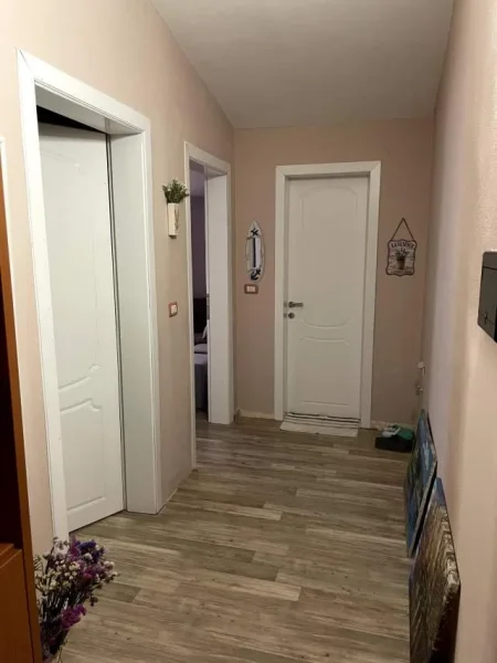 Pogradec, jepet me qera apartament 1+1+A+BLK Kati 6 (me Ashensor), 35 Euro/Dita