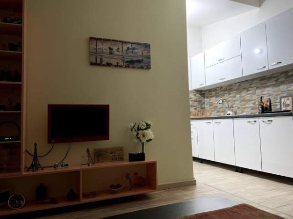 Pogradec, jepet me qera apartament 1+1+A+BLK Kati 6 (me Ashensor), 30 Euro/Dita