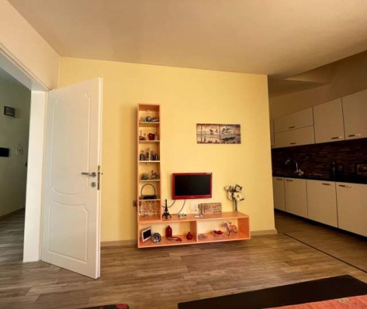 Pogradec, jepet me qera apartament 1+1+A+BLK Kati 6 (me Ashensor), 35 Euro/Dita