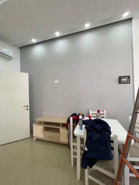 Tirane, jepet me qera apartament 1+1+BLK Kati 6, 65 m² 360 Euro (Bill Klinton)