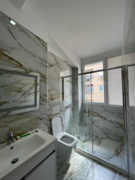Tirane, jepet me qera apartament 1+1+BLK Kati 6, 65 m² 360 Euro (Bill Klinton)