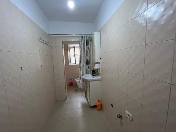 Tirane, jepet me qera apartament 3+1 Kati 1, 100 m² 50.000 Euro (medreseja)