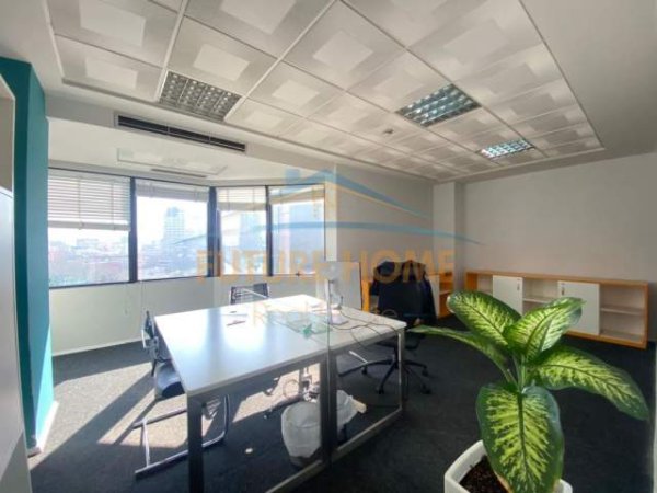 Tirane, jepet me qera zyre Kati 11, 118 m² 2.400 Euro (Bulevardi Deshmoret E Kombit)