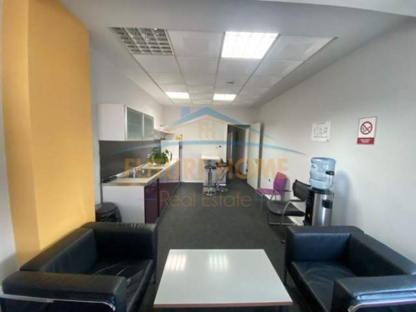 Tirane, jepet me qera zyre Kati 11, 118 m² 2.400 Euro (Bulevardi Deshmoret E Kombit)