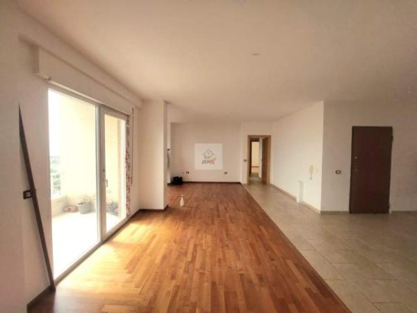 Durres, jepet me qera ambjent biznesi Kati 3, 187 m² 800 Euro (TAULANTIA)