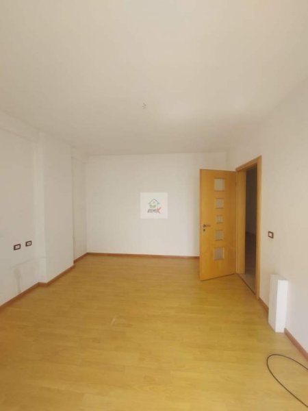 Durres, jepet me qera ambjent biznesi Kati 3, 187 m² 800 Euro (TAULANTIA)