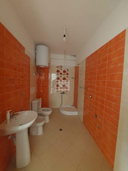 Durres, jepet me qera ambjent biznesi Kati 3, 187 m² 800 Euro (TAULANTIA)