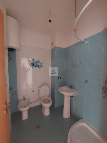 Durres, jepet me qera ambjent biznesi Kati 3, 187 m² 800 Euro (TAULANTIA)