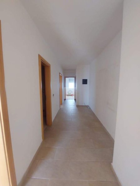 Durres, jepet me qera ambjent biznesi Kati 3, 187 m² 800 Euro (TAULANTIA)