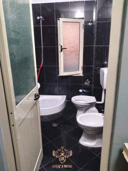 Durres, jepet me qera apartament 1+1+BLK Kati 5, 75 m² 180 Euro (Stadiumi,KMY)
