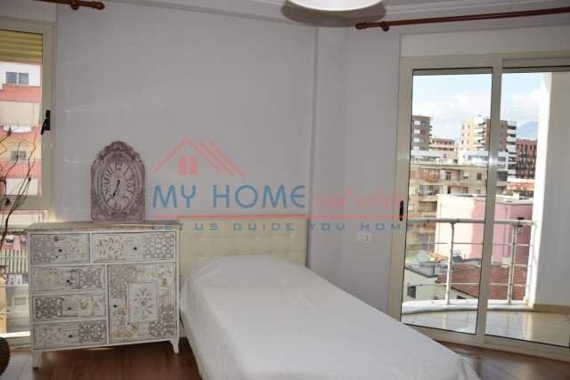 Tirane, jepet me qera apartament 3+1+BLK Kati 4, 148 m² 700 Euro (Hoxha Tasim)