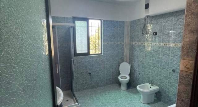 Tirane, jepet me qera Vile 3+1+A+BLK Kati 1, 340 m² 1.000 Euro