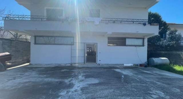 Tirane, jepet me qera Vile 3+1+A+BLK Kati 1, 340 m² 1.000 Euro