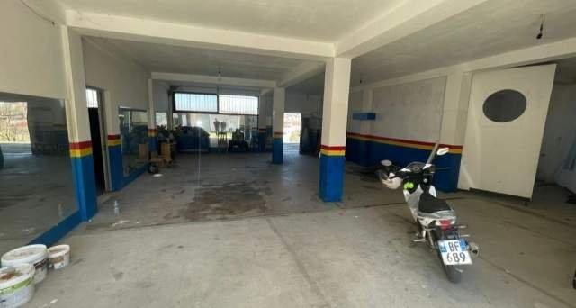 Tirane, jepet me qera Vile 3+1+A+BLK Kati 1, 340 m² 1.000 Euro