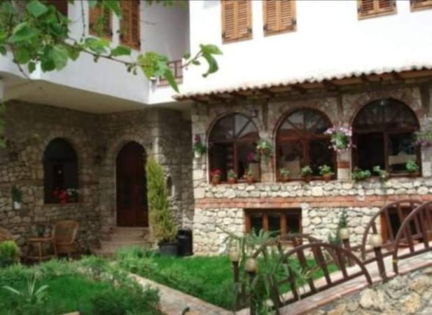 Tirane, shitet bar-resorant 3  Kate, 500 m2 m² 300.000 Euro ne Surrel .