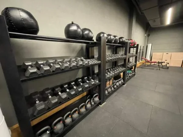 Tirane, jepet me qera ambjent biznesi Kati -1, 280 m² 2.000 Euro (rruga Elbasanit)