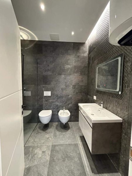 Tirane, jepet me qera apartament 2+1 Kati 4, 100 m² 1.300 Euro