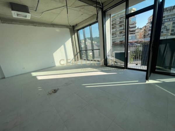 Tirane, jepet me qera ambjent biznesi Kati 1, 75 m² 1.000 € (Neom116341)