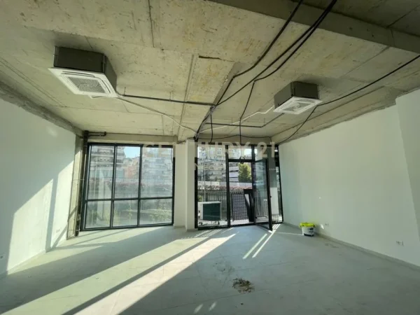 Tirane, jepet me qera ambjent biznesi Kati 1, 75 m² 1.000 € (Neom116341)