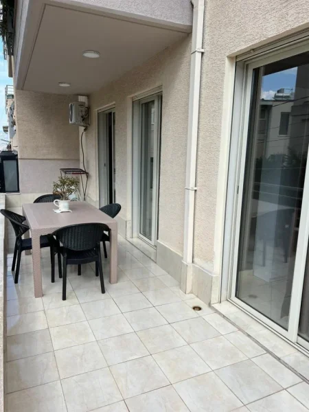 Tirane, jepet me qera apartament 1+1+Ballkon Kati 2, 80 m² (Liqeni i Thate, Rruga Peti)