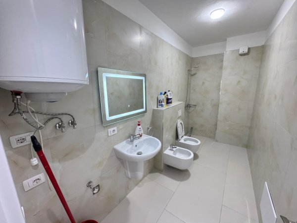Tirane, jepet me qera apartament 2+1+Ballkon Kati 1, 170 m² 1.000 € (kodra e diellit)