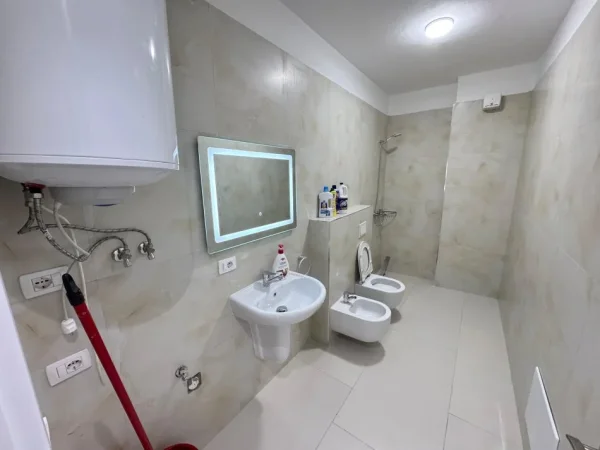 Tirane, jepet me qera apartament 2+1+Ballkon Kati 1, 170 m² 1.000 € (kodra e diellit)