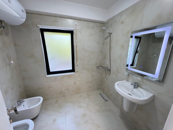 Tirane, jepet me qera apartament 2+1+Ballkon Kati 1, 170 m² 1.000 € (kodra e diellit)