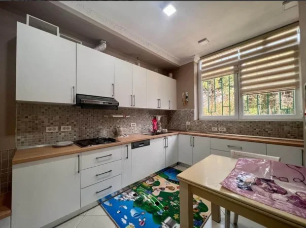 Tirane, shitet Vile 3 Katshe , 400 m² 350.000 € (Peze e Vogel)
