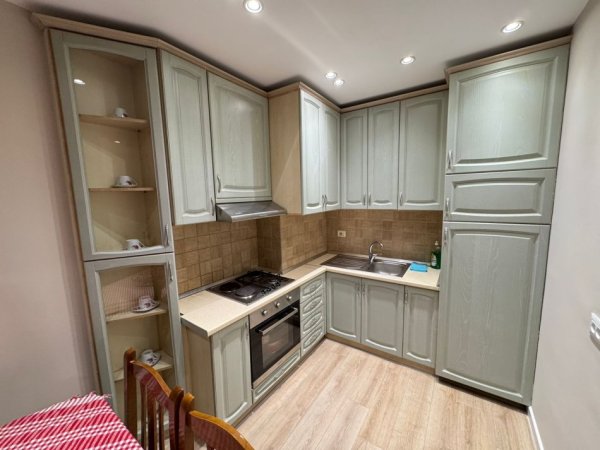 Tirane, jepet me qera apartament 1+1+Ballkon Kati 6, 80 m² 500 € (don bosko)