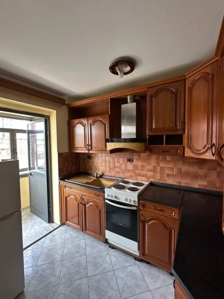 Tirane, jepet me qera apartament 2+1+Ballkon Kati 5, 90 m² 500 € (Rr. Ferit Xhajko)