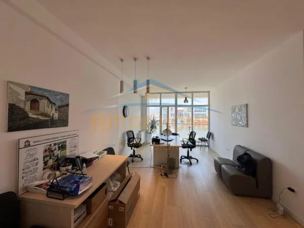 Tirane, jepet me qera zyre Kati 6, 65 m² 500 € 