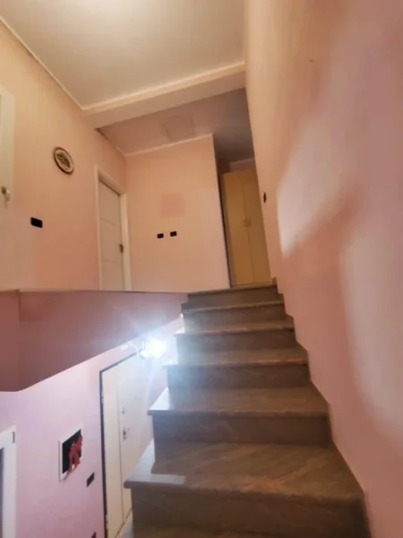 Tirane, shitet Vile 2+1 Kati 2, 486 m² 370.000 € (Sauk, rruga "Zambaku")