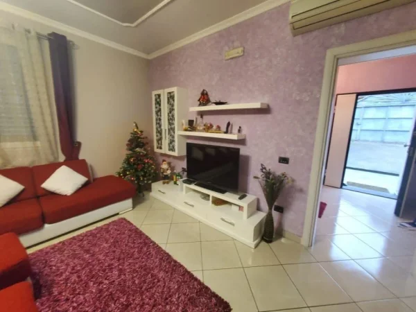 Tirane, shitet Vile 2+1 Kati 2, 486 m² 370.000 € (Sauk, rruga "Zambaku")