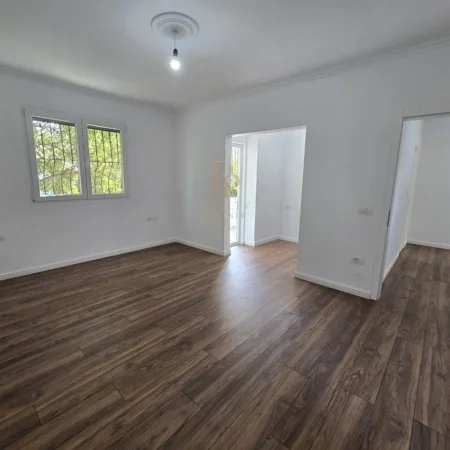 Tirane, shitet apartament 1+1+Ballkon Kati 2, 60 m² 122.000 € (Blv. Bajram Curri)