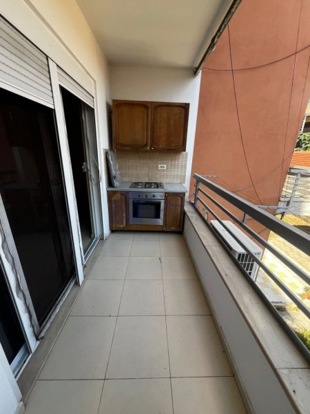 Tirane, jepet me qera apartament 2+1+Aneks+Ballkon Kati 2, 100 m² 500 € (Rruga Riza Cerova)