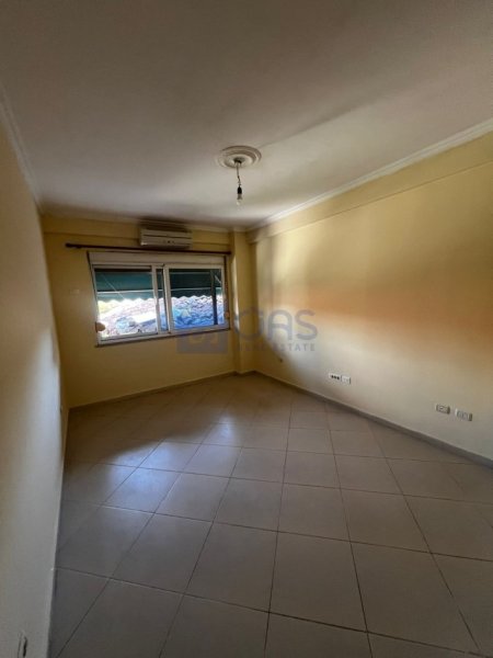 Tirane, jepet me qera apartament 2+1+Aneks+Ballkon Kati 2, 100 m² 500 € (Rruga Riza Cerova)