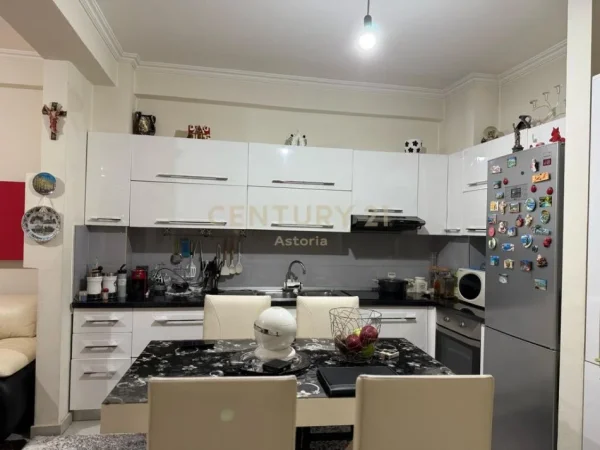 Tirane, jepet me qera apartament 2+1 Kati 5, 100 m² 650 € 