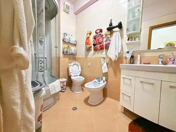 Tirane, jepet me qera apartament 2+1 Kati 5, 100 m² 650 € 