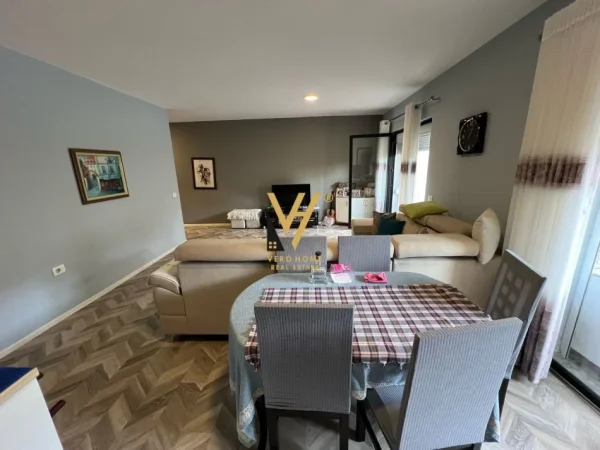 Tirane, jepet me qera apartament 2+1+Ballkon Kati 1, 140 m² 1.000 € (5 MAJI)