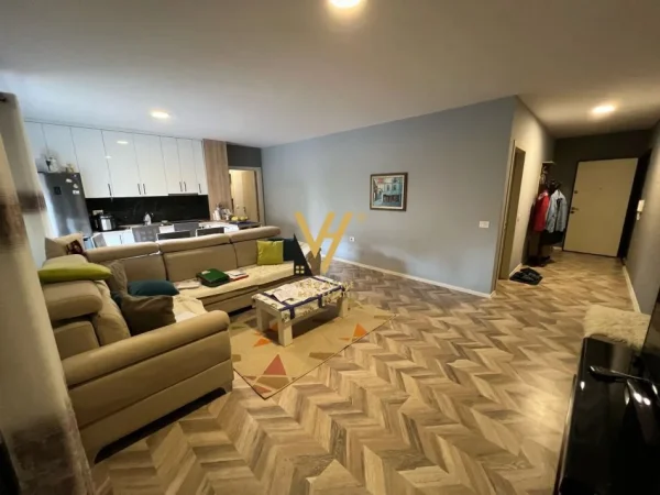 Tirane, jepet me qera apartament 2+1+Ballkon Kati 1, 140 m² 1.000 € (5 MAJI)