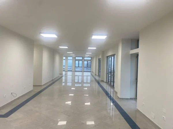 Durres, jepet me qera ambjent biznesi Kati 8, 430 m² (Galaktiku)