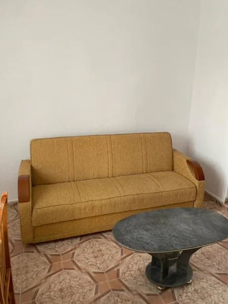 Tirane,📍 *JEPET ME QERA HYRJE 1+1 NE 5 MAJI, PËRBALLË ODA BAR*  Kati 2, 65 m² 300 € (5 Maji)