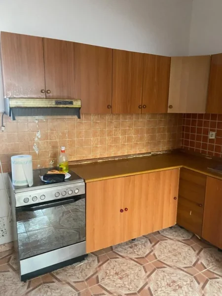 Tirane,📍 *JEPET ME QERA HYRJE 1+1 NE 5 MAJI, PËRBALLË ODA BAR*  Kati 2, 65 m² 300 € (5 Maji)