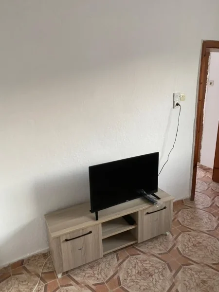 Tirane,📍 *JEPET ME QERA HYRJE 1+1 NE 5 MAJI, PËRBALLË ODA BAR*  Kati 2, 65 m² 300 € (5 Maji)