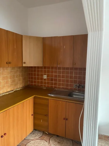 Tirane,📍 *JEPET ME QERA HYRJE 1+1 NE 5 MAJI, PËRBALLË ODA BAR*  Kati 2, 65 m² 300 € (5 Maji)