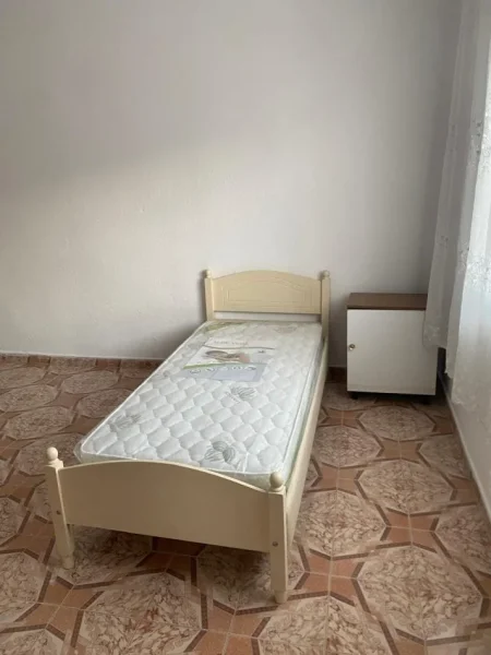 Tirane,📍 *JEPET ME QERA HYRJE 1+1 NE 5 MAJI, PËRBALLË ODA BAR*  Kati 2, 65 m² 300 € (5 Maji)