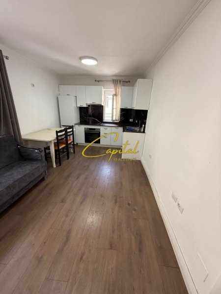 Tirane, jepet me qera zyre Kati 2, 120 m² 1.000 € (ISH BLLOKU)