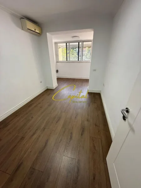 Tirane, jepet me qera zyre Kati 2, 120 m² 1.000 € (ISH BLLOKU)