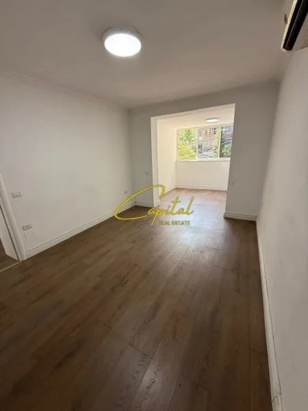 Tirane, jepet me qera zyre Kati 2, 120 m² 1.000 € (ISH BLLOKU)